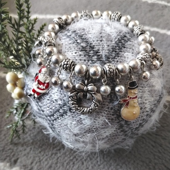 Avon Christmas 🎄 Charm Bracelet ⛄ - Picture 3 of 14